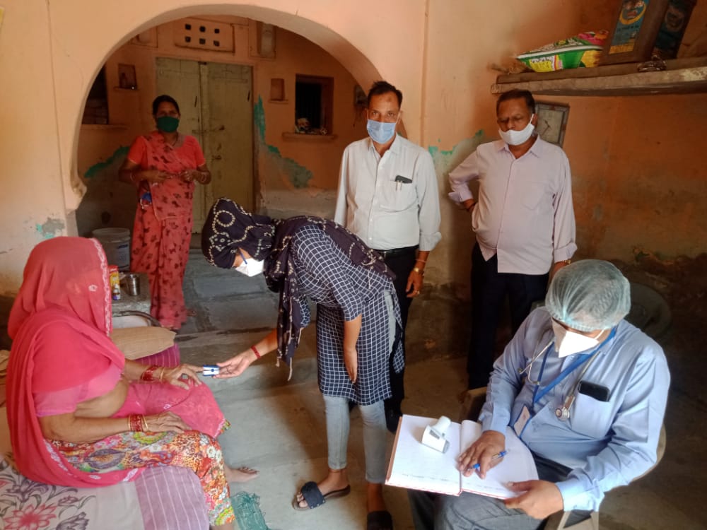 ग्रामीण क्षेत्रों में कोरोना संक्रमण की चेन तोड़ने के लिये चिकित्सा विभाग और जनप्रतिनिधियों का साझा प्रयास