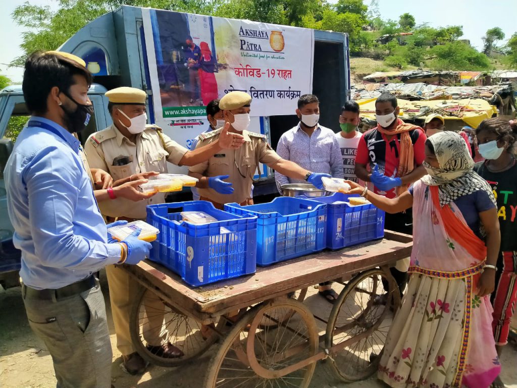जरूरतमंद परिवारों को पुलिस महकमे के सहयोग से भोजन वितरित