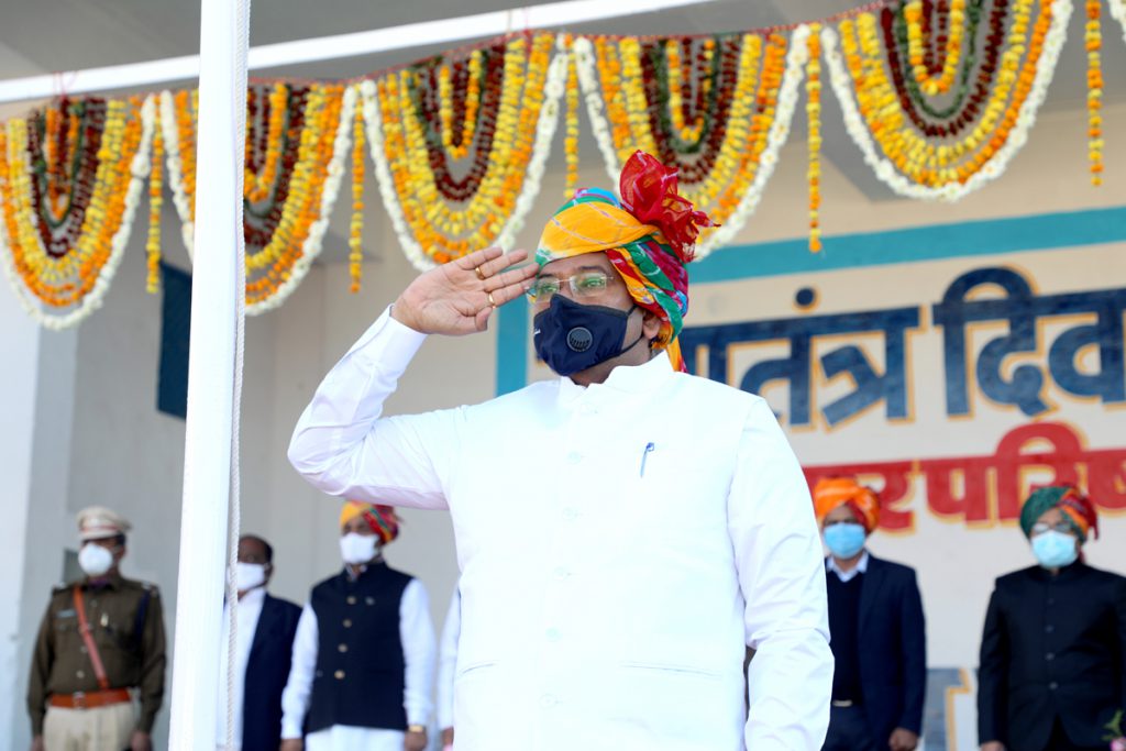 गणतंत्र दिवस समारोह में ऊर्जा मंत्री भंवर सिंह भाटी ने किया ध्वजारोहण