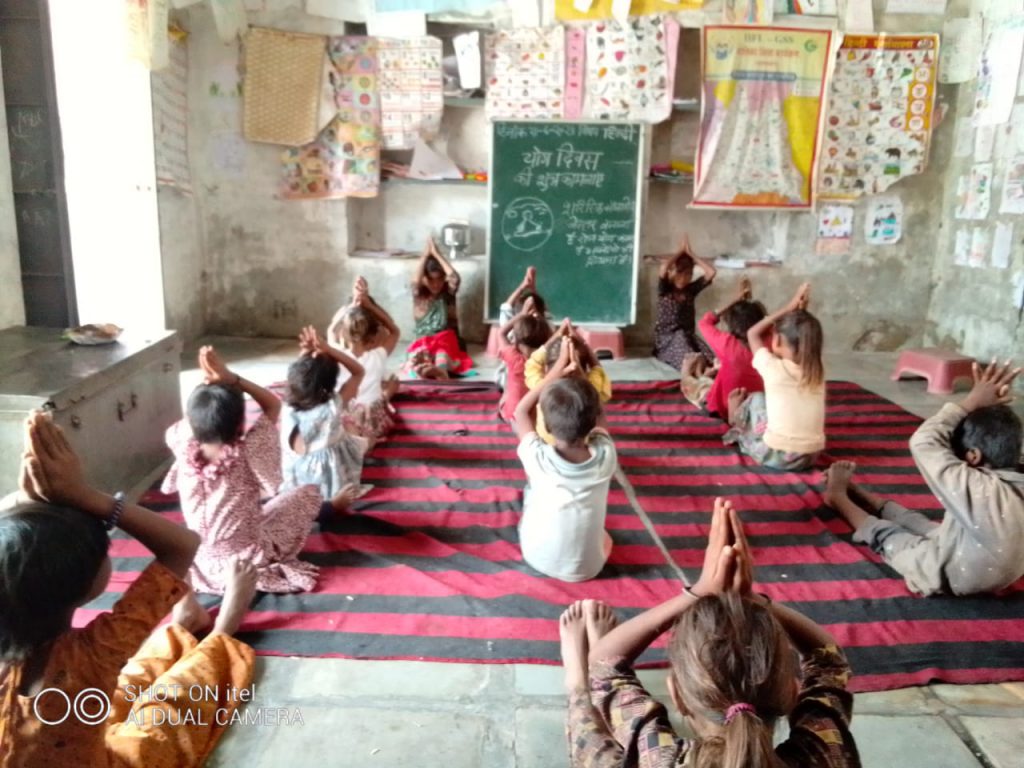 सखियों की बाड़ी केंद्रों पर मनाया गया योग दिवस, 34000 बालिकाओं ने किया योग अभ्यास