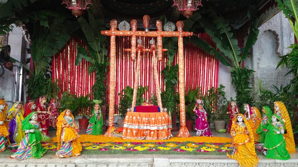 श्रीजी मंदिर में अधिक मास के मनोरथ का शुभारंभ, “साहिबान की मंडली” व “केसर फूल बिनत राधा प्यारी” मनोरथ हुए