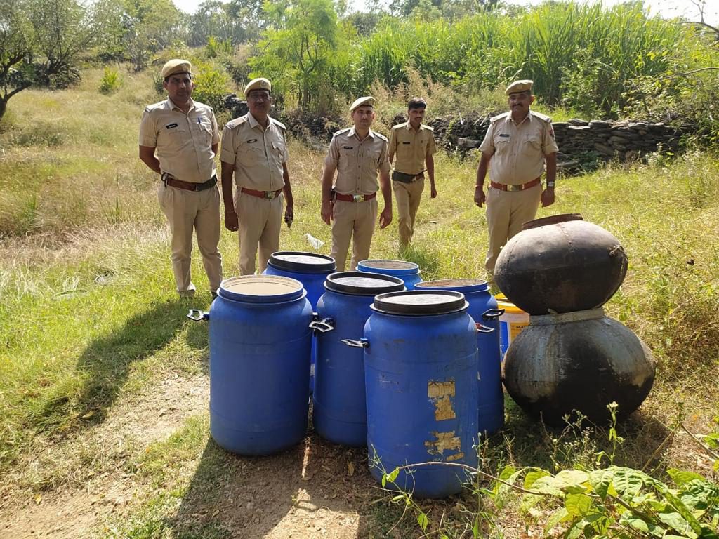 खमनोर पुलिस ने 3500 लीटर वाश नष्ट कर 26 लीटर देशी महुए की अवैध शराब की जब्त