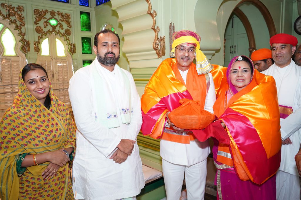 नाथद्वारा विधायक विश्वराज सिंह मेवाड एवं भाजपा से राजसमंद संसदीय सीट की प्रत्याशी श्रीमती महिमा कुमारी मेवाड ने श्रीनाथजी प्रभु के चरणों में शीश नवाया