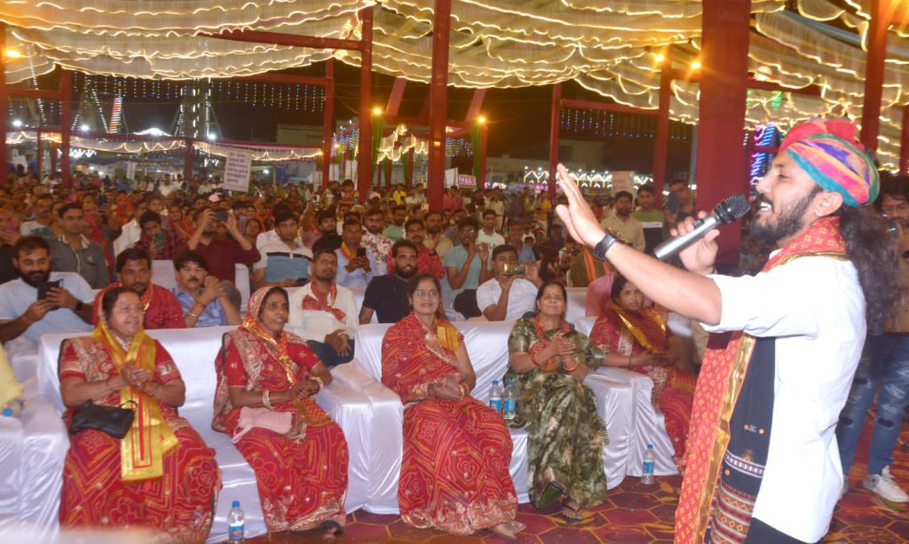गणगौर महोत्सव में छोटू सिंह रावणा ने बांधा समा,  शक्ति एवं भक्ति गीतों की दी प्रस्तुति